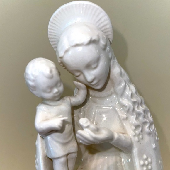 Goebel Hummel Flower Madonna Figurine Excellent preowned condition - Picture 4 of 5